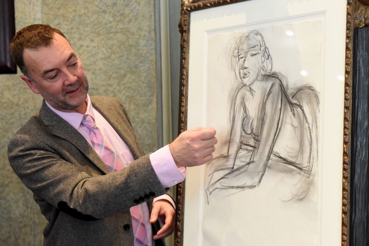 Patrice Deparpe, le directeur du musée Matisse présente à la presse La femme accoudée, un dessin inédit du peintre.&nbsp; (FRANCOIS LO PRESTI / AFP)