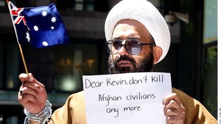 Cheikh Haron, connu sous le nom de Man Haron Monis, encha&icirc;n&eacute; devant le tribunal de Sydney, manifestant contre l'arm&eacute;e en&nbsp;2009 (CAMERON RICHRDSON / NEWS  REX / SIPA )