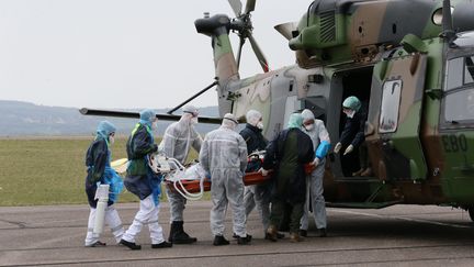 Dix patients de&nbsp;l'hôpital de Vesoul (Franche-Comté) ont été transférés par hélicoptère depuis l'aérodrome de Frotey-lès-Vesoul, le 29 mars 2020. (BRUNO GRANDJEAN / MAXPPP)