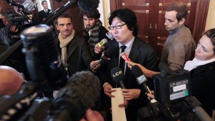 Le sénateur EELV Jean-Vincent Placé, l'un des négociateurs de l'accord avec le PS, répond aux journalistes à l'Assemblée nationale, le 16 novembre 2011. (AFP - Jacques Demarthon)