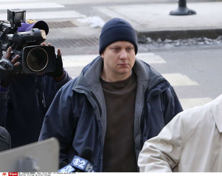 Jason Van Dyke, policier accusé du meurtre d'un adolescent noir survenu en octobre 2014, photographié ici devant le tribunal avant une audience,&nbsp;le 24 novembre 2015 à Chicago (Etats-Unis). (ANTONIO PEREZ / AP / SIPA)