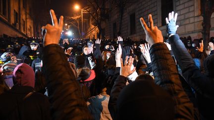 Des manifestants pro-européens font face à la police lors d'une dixième journée consécutive de mobilisation, à Tbilissi, le 7 décembre 2024. (KAREN MINASYAN / AFP)