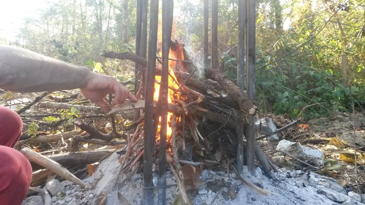 Un opposant tente de faire fondre les structures m&eacute;talliques d'un poteau &eacute;lectrique, afin d'&eacute;riger une barricade, sur le site du projet de barrage de Sivens (Tarn), en octobre 2014. (FABIEN MAGNENOU / FRANCETV INFO)