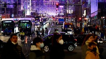 Dans les rues de Madrid (Espagne), le 22 décembre 2021. (JAVIER SORIANO / AFP)