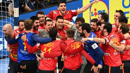 Les Espagnols célèbrent leur victoire face au Danemark en demi-finale du Championnat d'Europe de Handball, le 28 janvier 2022. (ATTILA KISBENEDEK / AFP)