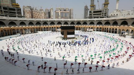 Des pèlerins&nbsp;font&nbsp;le tour de la Kaaba, le sanctuaire le plus saint de l'islam, tout en observant les règles de distanciation sociale recommandées pour lutter contre le Covid-19, le 29 juillet 2020 à La Mecque (Arabie Saoudite).&nbsp; (AFP)