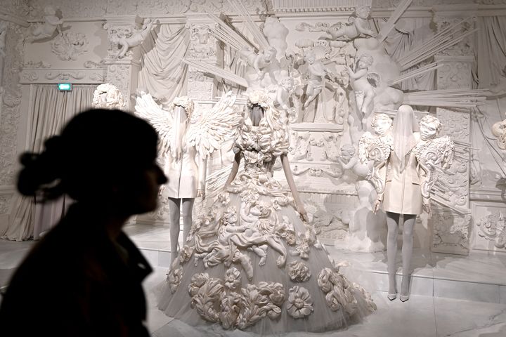 Exposition "Du cœur aux mains : Dolce & Gabbana" à Milan, Italie, le 5 avril 2024. (GABRIEL BOUYS / AFP)