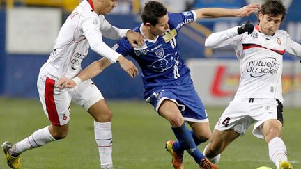 Thauvin pris en tenaille (PASCAL POCHARD-CASABIANCA / AFP)