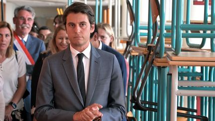 Gabriel Attal, le ministre de l'Education nationale, visite une école à La Verrière, dans les Yvelines, le 21 juillet 2023. (ALAIN JOCARD / AFP)