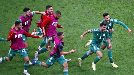 L'attaquant alégrien&nbsp;Amir Sayoud poursuivi par ses coéquipiers après avoir ouvert le score contre la Tunisie en finale de la Coupe arabe, le 18 décembre 2021. (KHALED DESOUKI / AFP)