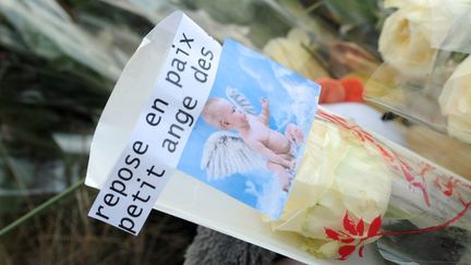 Un bouquet de fleurs laiss&eacute; par des habitants &agrave; Berck-sur-Mer (Pas-de-Calais) le 30 novembre 2013,&nbsp;en m&eacute;moire de la fillette retrouv&eacute;e morte noy&eacute;e sur une plage de la ville. (FRANCOIS LO PRESTI / AFP)