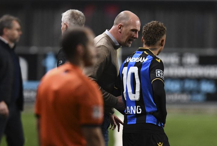 Philippe Clement, avec son joueur du Club Bruges, Noa Lang, lors d'un match de Championnat de Belgique contre Saint-Trond, le 30 octobre 2021 (JOHN THYS / BELGA MAG /  Belga via AFP)