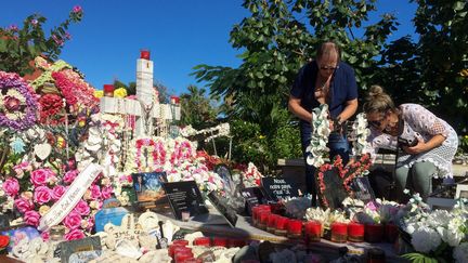 La sépulture de Johnny Hallyday, au cimetière de Lorient,&nbsp;sur l'île de Saint-Barthélemy. (VALENTINE AUTRUFFE / AFP)