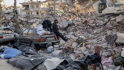 Un homme au milieu des décombres dans la région du Hatay, en Turquie, le 13 février 2023. (BULENT KILIC / AFP)