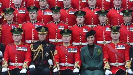 Le duc et la duchesse de Cambridge se sont rendus &agrave; Mons Barracks, dans le sud de l'Angleterre, o&ugrave; tout le r&eacute;giment arborait un bouquet de tr&egrave;fle, symbole de l'Irlande. (TOBY MELVILLE / REUTERS)