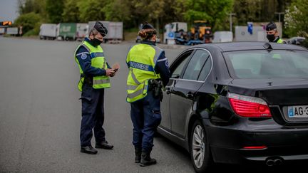 Des gendarmes contrôlent des attestations de déplacement dérogatoire, le 9 avril 2021, à Virsac (Gironde). (MAXPPP)