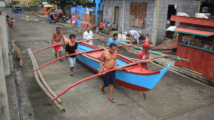 Des résidents de Legaspi évacuent leur commune à l'approche du typhon&nbsp;Kammuri dans les Philippines, le 2 décembre 2019. (RAZVALE SAYAT / AFP)