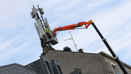 L'installation d'une antenne de téléphonie 4G et 5G à Rennes (Ille-et-Vilaine). Photo d'illustration. (VINCENT MICHEL / MAXPPP)