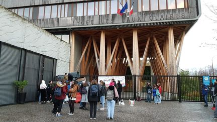 Le lycée des Eaux Claires à Grenoble est concerné par cette alerte à la bombe le 5 octobre 2023. (MAXPPP)