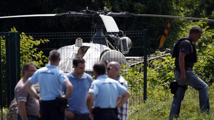 Un hélicoptère incendié, à Gonesse (Val-d'Oise), retrouvé après l'évasion de Redoine Faïd de la prison de Réau, le 1er juillet 2018. (GEOFFROY VAN DER HASSELT / AFP)