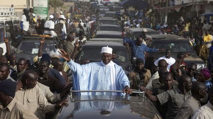 Le pr&eacute;sident s&eacute;n&eacute;galais Abdoulaye Wade salue la foule dans les rues de Dakar (S&eacute;n&eacute;gal), le 22 f&eacute;vrier 2012. (REUTERS)