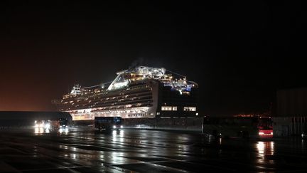 Des bus tansportent des ressortissants américains dans le port de Yokohama, au Japon, dimanche 16 février 2020.&nbsp; (BEHROUZ MEHRI / AFP)