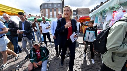 Marine le Pen, en campagne dans la ville de Carvin (Pas-de-Calais), le 28 mai 2022. (FRANCOIS LO PRESTI / AFP)