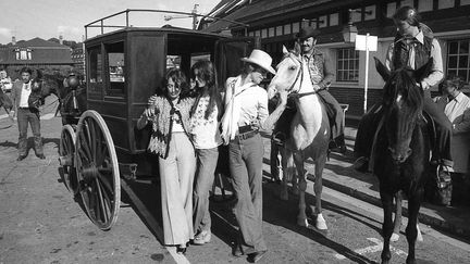 Première édition du Festival du film américain de Deauville en septembre 1975. Une calèche et cinq cow-boys "made in Normandy" à la gare de Deauville pour accueillir les vedettes de "Nashville", le film de Robert Altman. C'est donc en calèche que Keith Carradine (avec un chapeau sur la photo) et sa partenaire Ronee Blakley se sont promenés dans les rues de Deauville
 (PHOTOPQR/OUEST FRANCE)