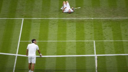 Adrian Mannarino&nbsp;a dû abandonner face à Roger Federer après sa chute lors du premier tour de Wimbledon, lundi 29 juin. (DAVID GRAY/AFP)