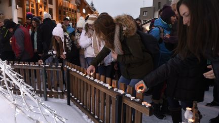 Des personnes déposent des bougies dans la station des Deux Alpes (Isère), en hommage aux victimes de l'avalanche, jeudi 14 janvier 2016.&nbsp; (PHILIPPE DESMAZES / AFP)