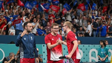 Les joueurs de l'équipe de France célèbrent un point gagné contre le Brésil en quarts de finale des Jeux olympiques, le 7 août 2024 à l'Arena Paris Sud. (JUNG YEON-JE / AFP)