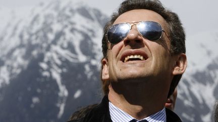 RAY-BAN (2007) Fra&icirc;chement &eacute;lu &agrave; la pr&eacute;sidence de la R&eacute;publique, Nicolas Sarkozy impose le "bling-bling", un style qui affiche clairement&nbsp;les signes ext&eacute;rieurs de richesse. (PHILIPPE WOJAZER / REUTERS)