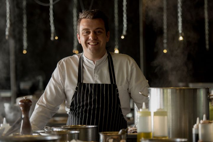 Le chef étoilé Alexandre Gauthier, dans son restaurant La Grenouillère, à La Madelaine-sous-Montreuil (Pas-de-Calais). (DENIS CHARLET / AFP)