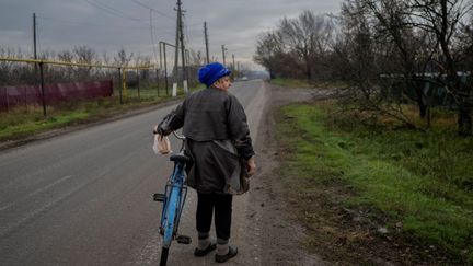 Libéré par les forces de Kiev, il y a seulement quatre mois, le village de Zarichne, près de la ligne de front, vit sous la menace de l'artillerie. (BULENT KILIC / AFP)