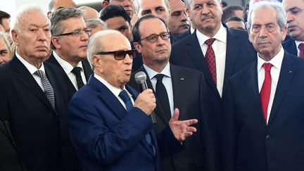 Le pr&eacute;sident tunisien Beji Caid Essebsi et le pr&eacute;sident fran&ccedil;ais Fran&ccedil;ois Hollande, le 29 mars 2015 &agrave; Tunis (Tunisie). (FETHI BELAID / AFP)