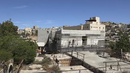 Des ouvriers travaillent sur de nouvelles constructions dans une colonie du gouvernorat d'Hébron, en Cisjordanie, le 8 mai 2022. (HAZEM BADER / AFP)