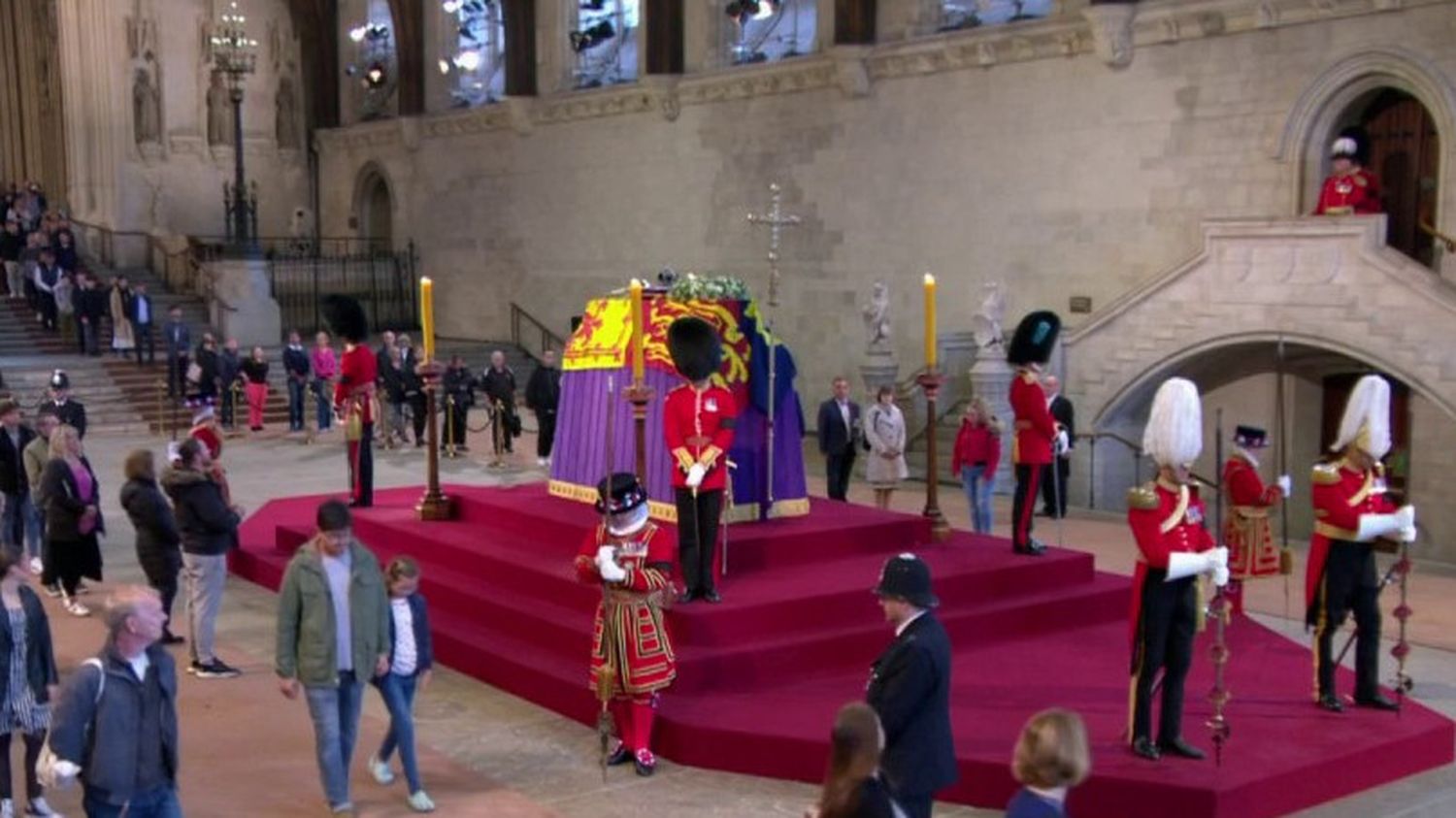 Mort d'Elizabeth II  six kilomètres de queue à Londres pour se