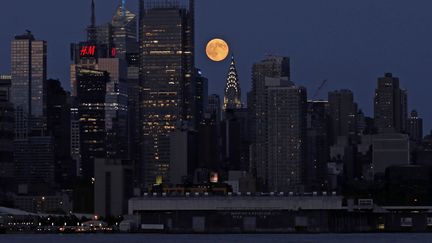 La super Lune depuis New York (Etats-Unis), le 10 ao&ucirc;t 2014. (MAXPPP)