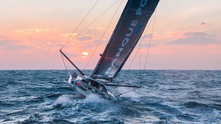 Le voilier d'Armel Le Cleac'h photographié dans la dernière ligne droite avant l'arrivée aux Sables d'Olonne, le 19 janvier 2017. (DIMITRI VOISIN / MER AGITEE)