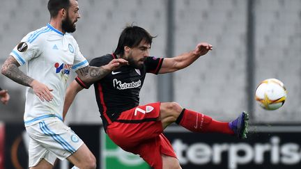 Le Marseillais Steven Fletcher face à Urkiaga Etxebarria (ANNE-CHRISTINE POUJOULAT / AFP)