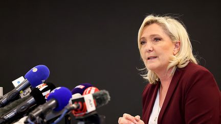 Marine Le Pen, candidate à la présidence du  Rassemblement national (RN), prend  lors d'une conférence de presse , le 12 avril 2022 à Vernon,dans l'Eure. (THOMAS SAMSON / AFP)