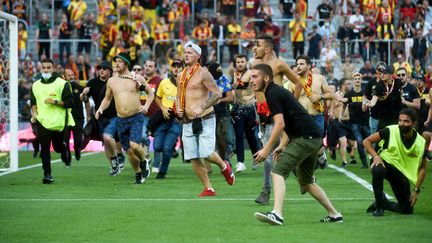 Des supporters de Lens envahissent la pelouse du&nbsp;Stade Bollaert-Delelis à la mi-temps du derby contre Lille en Ligue 1, le 18 septembre 2021 (FRANCOIS LO PRESTI / AFP)