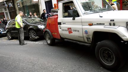 Enlèvement d'une voiture à Paris en 2008 (MARLENE AWAAD / MAXPPP)