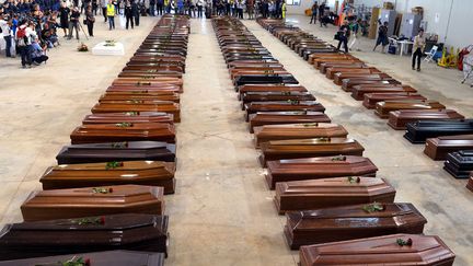 Les cercueils des victimes du naufrage de Lampedusa (Ialie) sont align&eacute;s dans un hangar de l'a&eacute;roport, le 5 octobre 2013. (ALBERTO PIZZOLI / AFP)