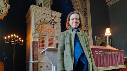 Suzie Cree dans la synagogue de Bradford (Angleterre). (RICHARD PLACE / RADIO FRANCE)