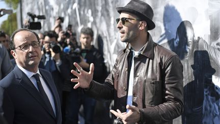 JR inaugure sa fresque des Bosquets à Clichy-Montfermeil (Seine-Saint-Denis) avec le président François Hollande (19 avril 2017)
 (Stéphane de Sakutin / Pool / AFP)