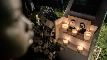 Des proches allument des bougies pour rendre hommage &agrave; Zyed Benna et Bouna Traor&eacute;, dix ans apr&egrave;s leur mort, le 27 octobre 2015 &agrave; Clichy-sous-Bois (Seine-Saint-Denis).&nbsp; (MAXPPP)