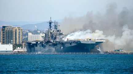 Le&nbsp;navire d'assaut amphibie USS Bonhomme Richard en feu dans le port de San Diego, le 12 juillet 2020. (US NAVY / REUTERS)