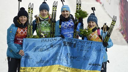 Alors que leur pays est en pleine crise, les biathl&egrave;tes ukrainiennes ont remport&eacute; la m&eacute;daille d'or du relais. La premi&egrave;re pour l'Ukraine lors de ces Jeux. (ODD ANDERSEN / AFP)