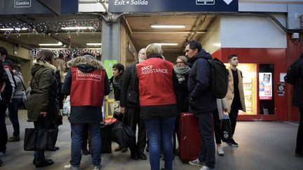 Des passagers en attente d'informations à la gare Montparnasse, à Paris, le 3 décembre 2017. (MARTIN BUREAU / AFP)